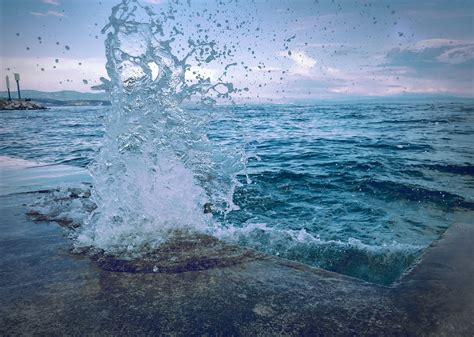 Acqua di mare - Con il termine di mare si indicano porzioni di oceano più o meno grandi, come il Mar Mediterraneo, il Mar Caspio, il Mar Caraibico, il Mar dei Sargassi, etc. Composizione chimica dell'acqua di mare. La salinità media è di 350, pari a 35 gr/l, e corrisponde a circa tre cucchiai abbondanti di sale in un litro di acqua.